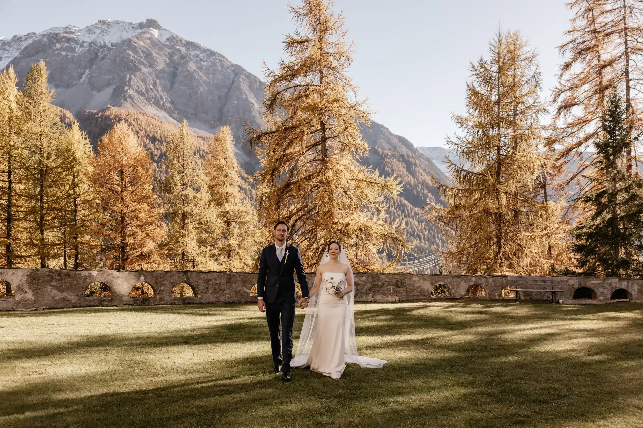 Ein Paar bei seiner Hochzeit, fotografiert von Nina Hunziker