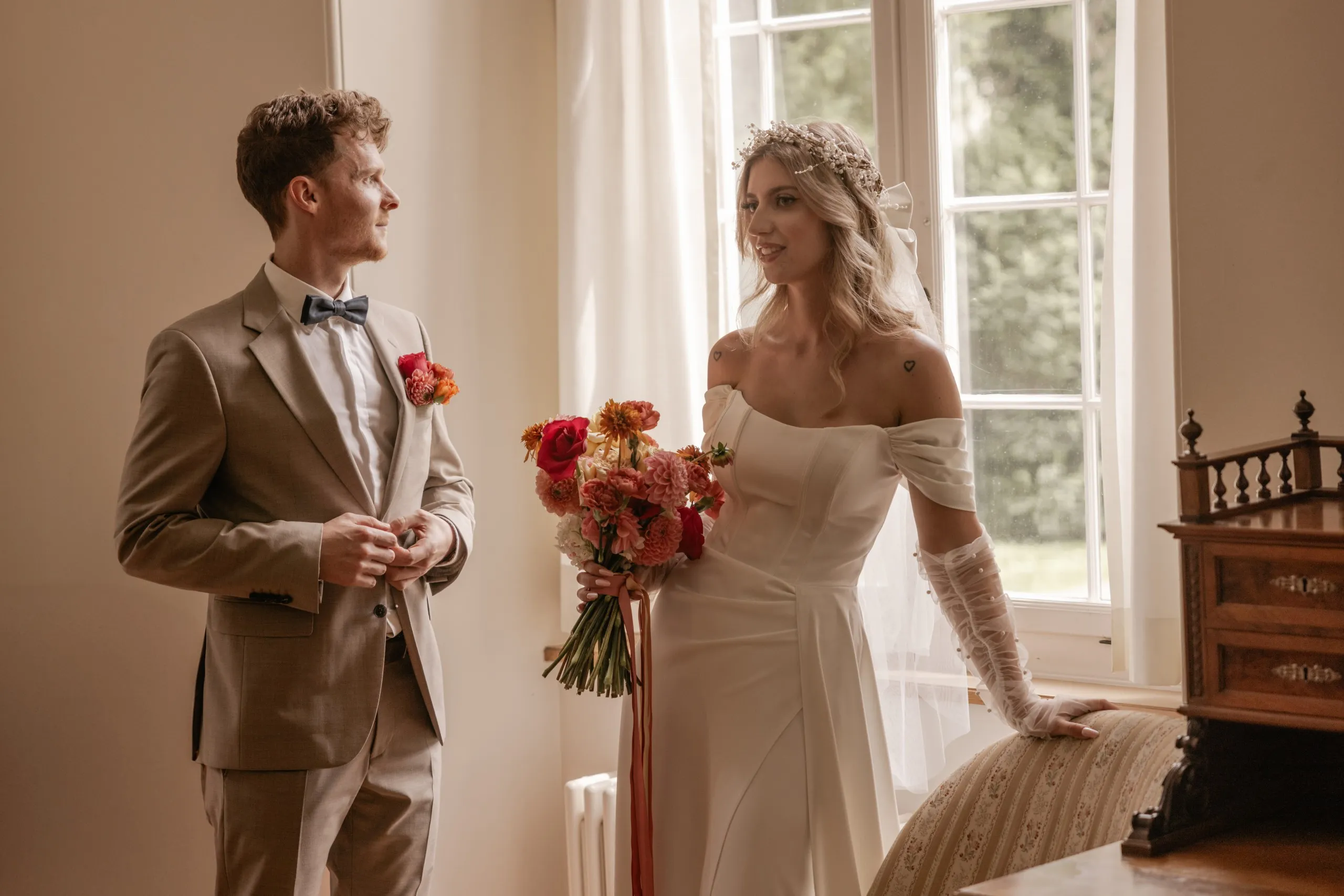 Ein Paar bei seiner Hochzeit, fotografiert von Nina Hunziker