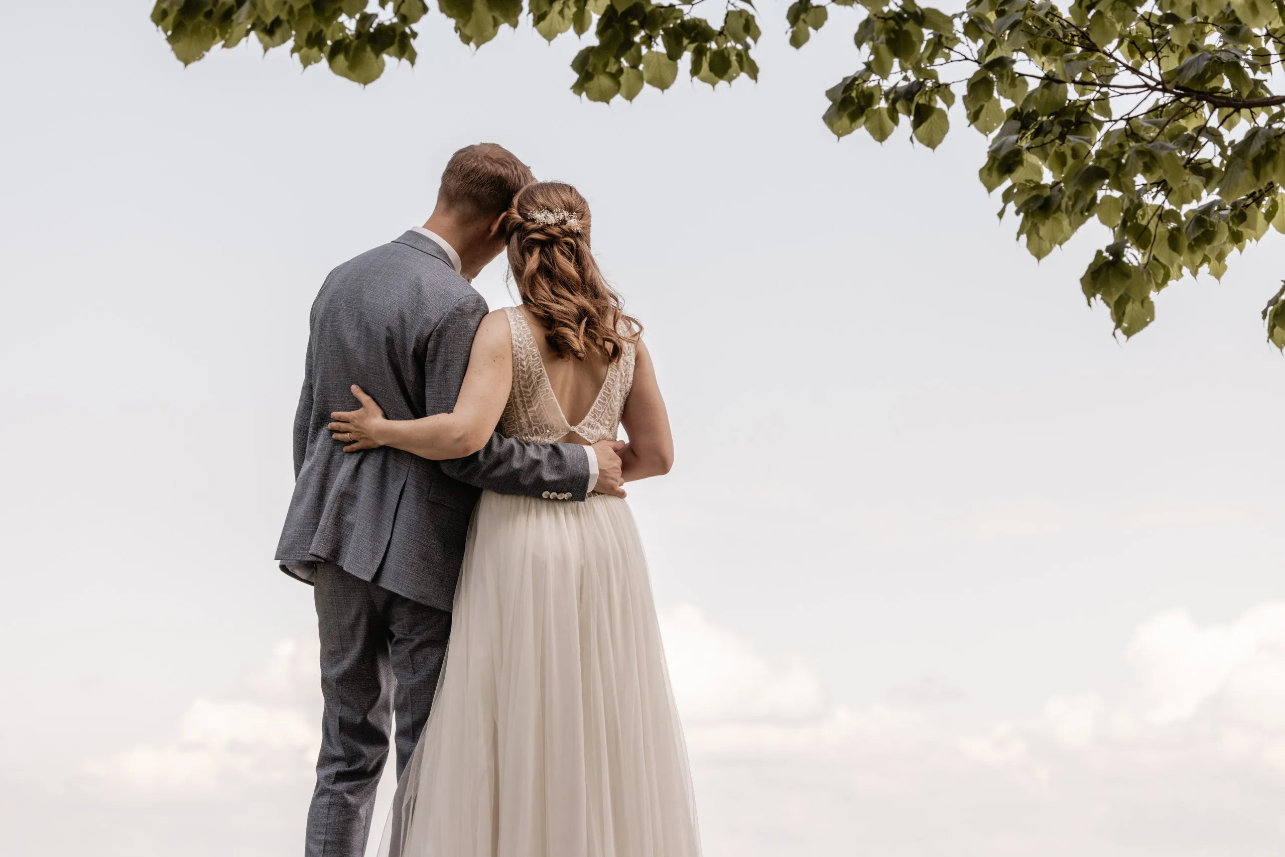 Ein Paar bei seiner Hochzeit, fotografiert von Nina Hunziker